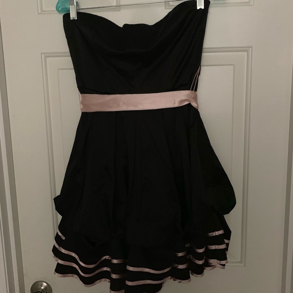 Studio Y Dresses & Skirts - 🤑PRICE REDUCED🤑Gorgeous strapless dress!
